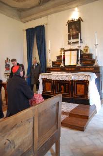 Le Cardinal se recueille dans la chapelle